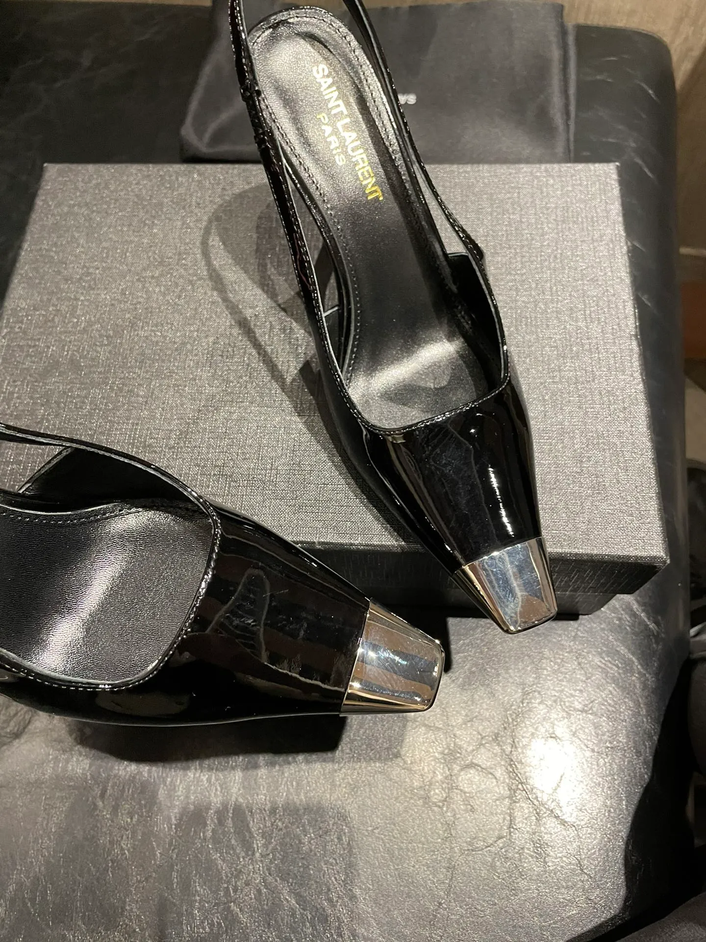 👟👟Ex-factory price 480👟👟 Women's Shoes Women's Clothes Women's Shoes Women's Clothes 22 Spring and Summer SAINT LAURENT [color] [Color] YSL Ves👟👟Ex-factory price 480, one of the goddess series, popular goddess high heels, [Firecracker] [Firecracker] new elements full of personality, small square toe metal toe caps in different colors, so beautiful! The perfect combination of fashionable style and cool [Fireworks][Fireworks], the shoe last shape is completely reproduced at 1:1. Fabric: imported black patent leather, black calfskin, two colors. Lining: imported sheepskin. Feet: imported sheepskin. Heel height: 6cm 9cm 35-39 (customized at 34.40.41)